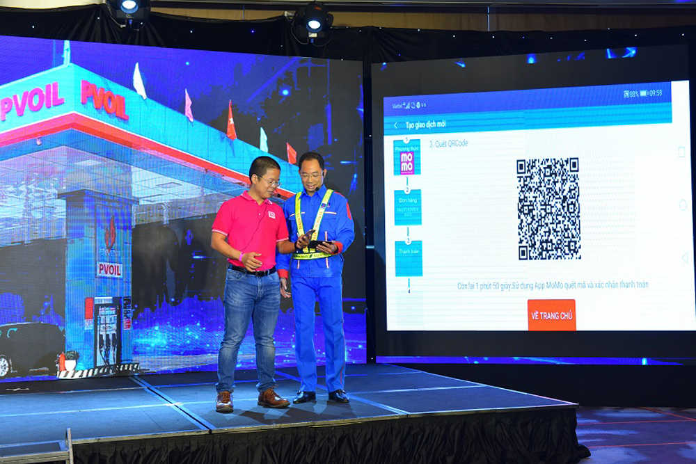 Tổng giám đốc PVOil Cao Hoài Dương thực tiện thao tác dùng ví điện tử thanh toán tiền xăng