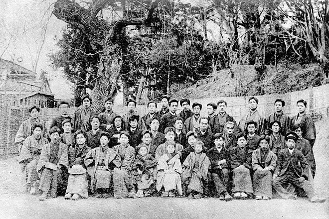 Sinh viên của Fukuzawa Yukichi tại Trường ĐH tư thục Keio Gijuku mà ông sáng lập để truyền dạy Tây học