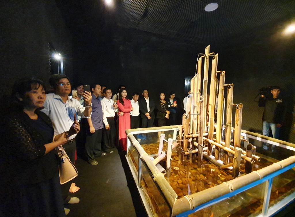 Du khách tham quan tác phẩm nghệ thuật “Âm thanh của nước” tại Nhà triển lãm âm thanh 
