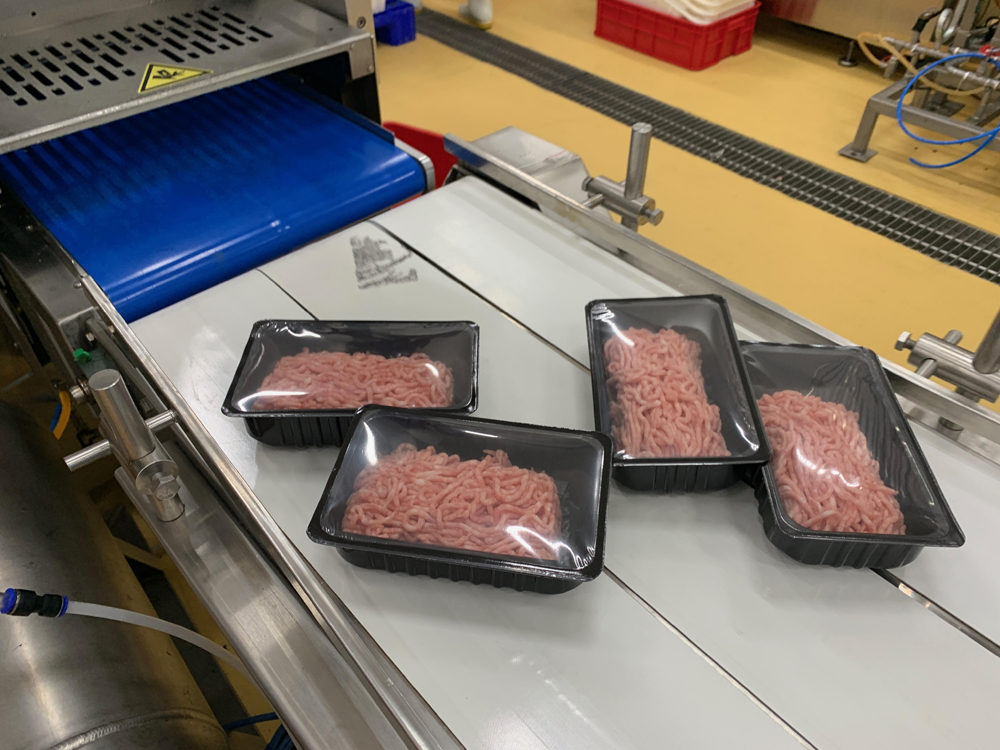 Các khay sản phẩm thịt lợn mát đều được đóng dập hộp tự động 