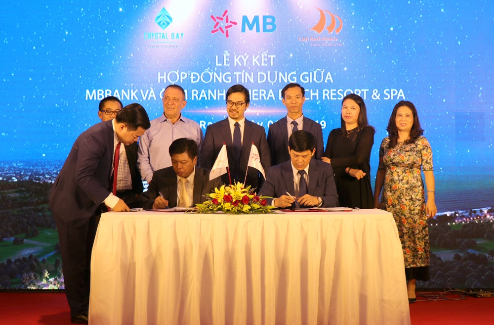 Ông Nguyễn Lượng, Giám đốc MBBank Khánh Hòa và ông Nguyễn Đức Chi, Chủ tịch - Tổng giám đốc Tập đoàn Crystal Bay ký hợp đồng