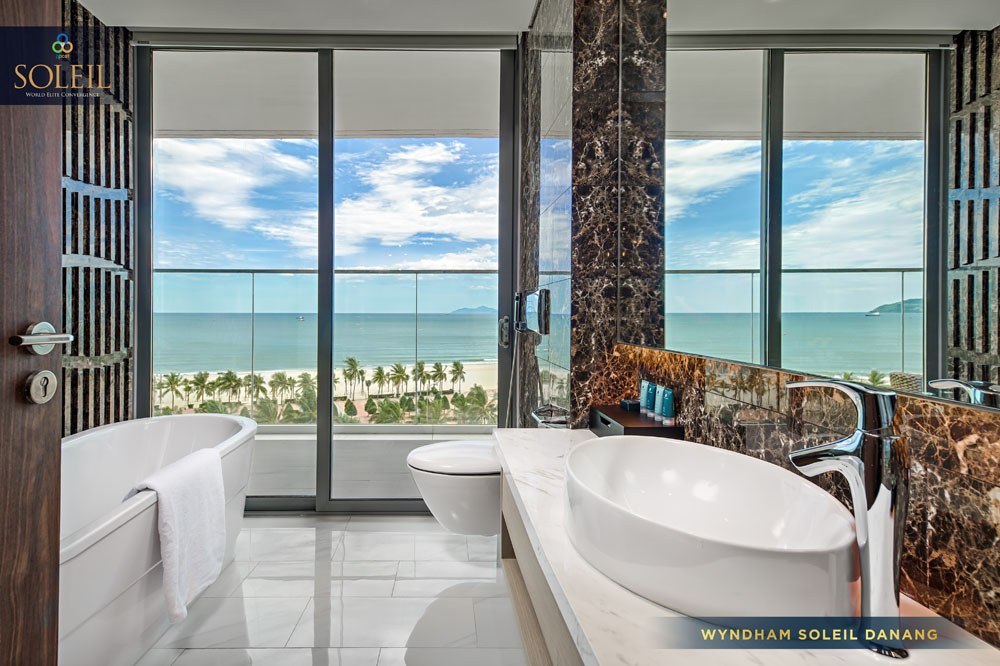 Nội thất phòng tắm sang trọng và đẳng cấp với tầm nhìn hướng biển