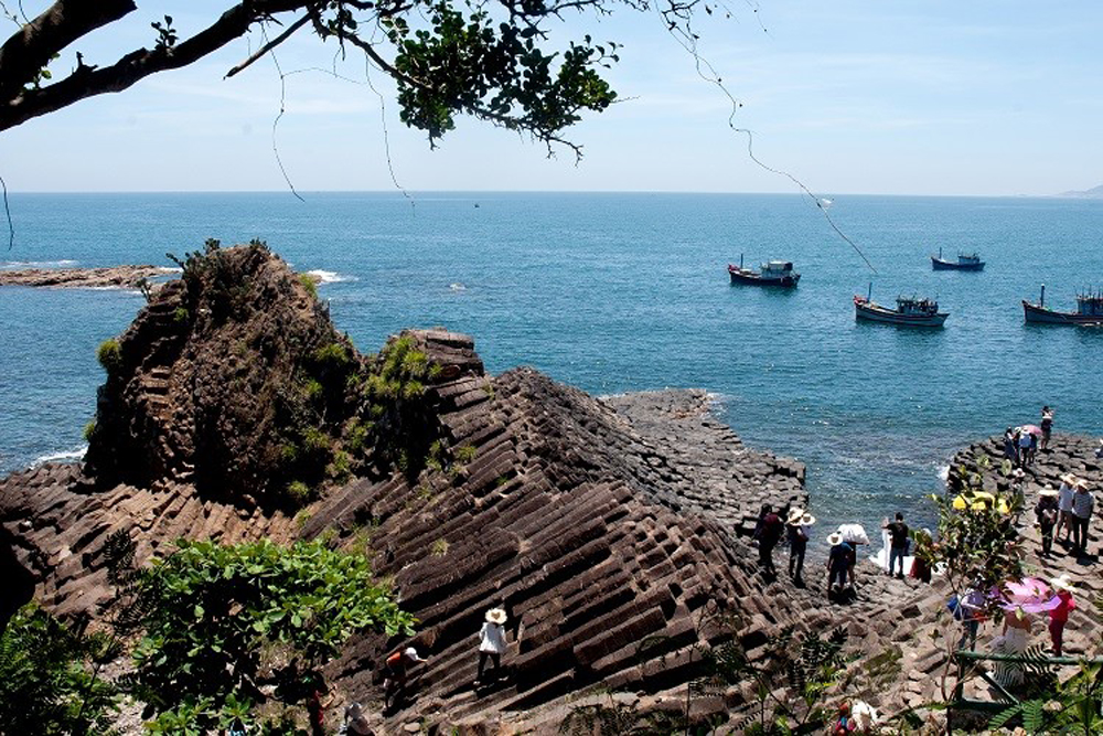 Du khách tham quan Ghềnh Đá Dĩa, Phú Yên