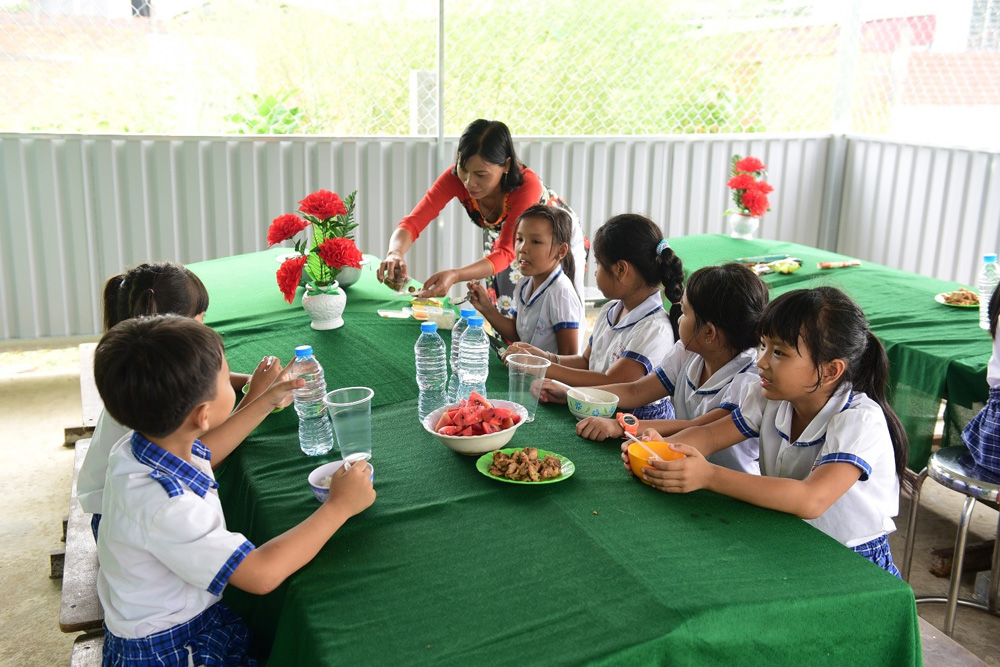 Chubb đã tài trợ cho Trường tiểu học Tân Đông (điểm trường Ấp 2) công trình nhà ăn, nhà giữ xe, hàng rào