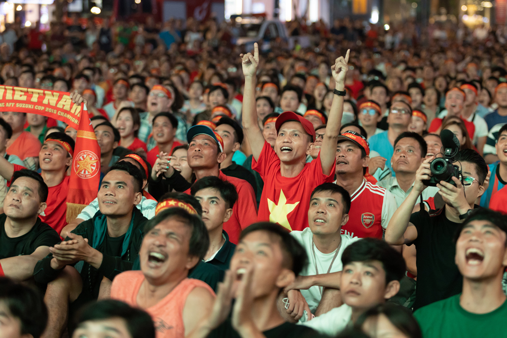 Người dân thành phố với niềm đam mê bóng đá cuồng nhiệt đã thực sự biến phố đi bộ Nguyễn Huệ trở thành “chảo lửa” nóng bỏng thứ hai, chỉ sau Mỹ Đình - nơi trận đấu thực sự diễn ra