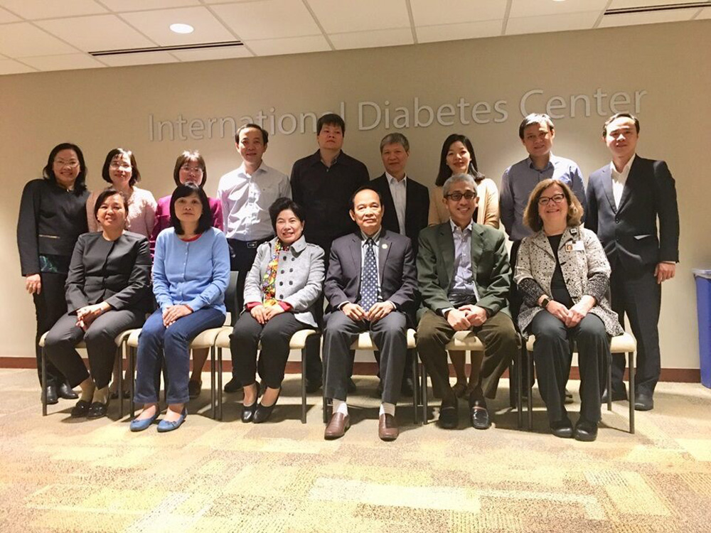  Chương trình tập huấn tại Bệnh viện Park Nicollet IDC thuộc Minneapolis - Minneasota - Mỹ dành cho 12 chuyên gia Nội tiết đầu ngành của Việt Nam trong giai đoạn 1 của dự án. Khóa huấn luyện nhằm chia sẻ kinh nghiệm vận hành một trung tâm đái tháo đường xuất sắc, cập nhật các tiến bộ trong quản lý ĐTĐ và tối ưu hóa điều trị insulin