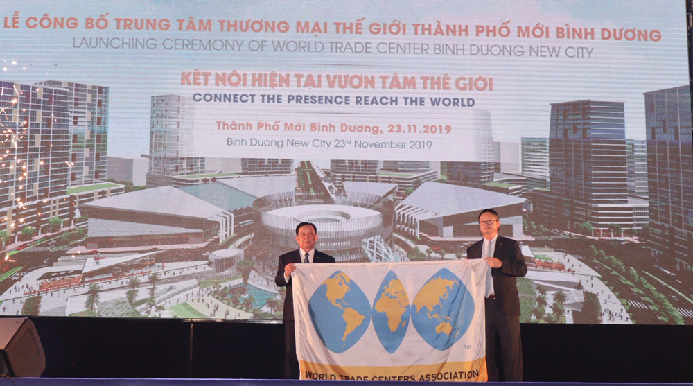 Ông Scott Wang, Phó chủ tịch WTCA trao cờ cho Ông Nguyễn Văn Hùng, Chủ tịch HĐQT Công ty Becamex IDC