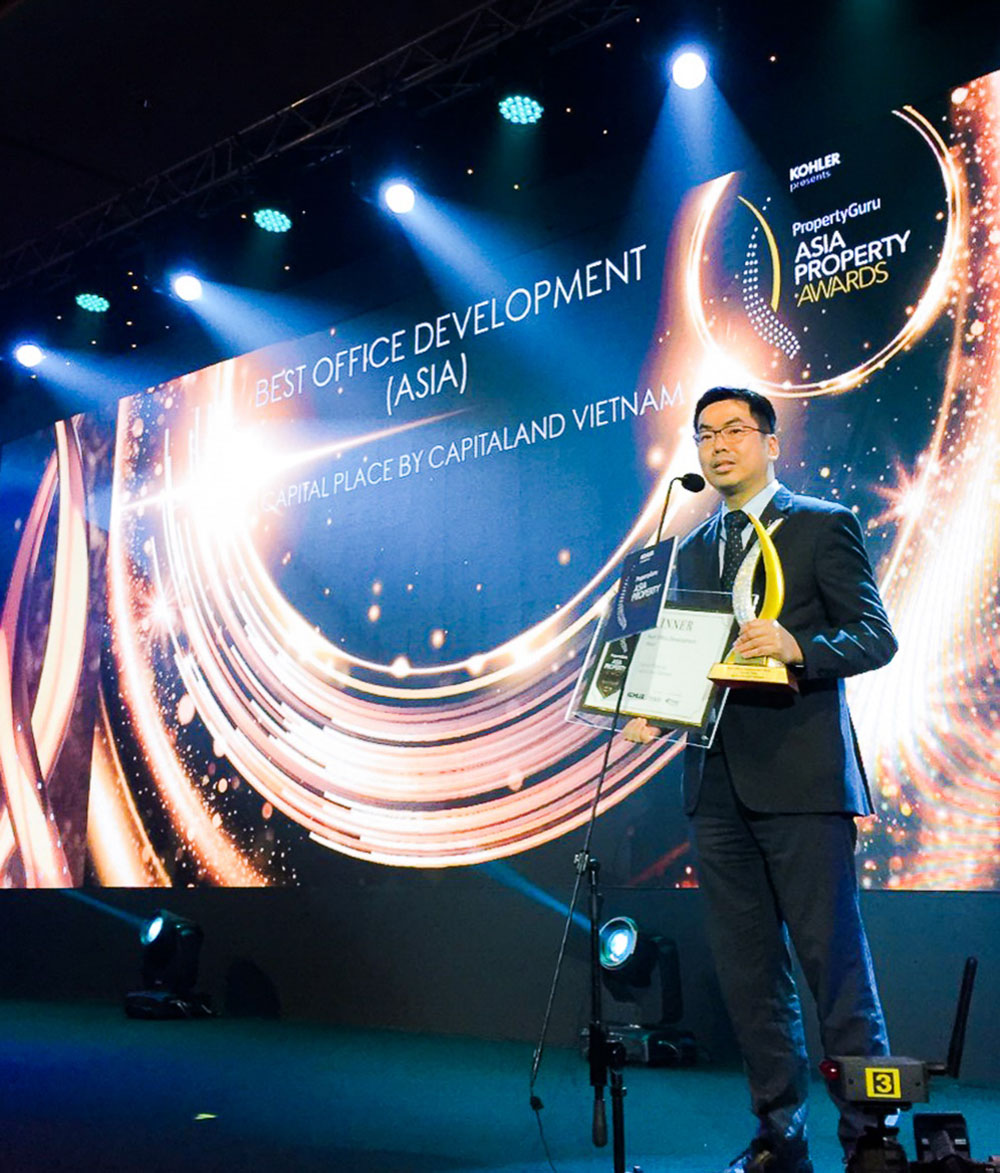 Ông Andre Lim, Tổng giám đốc khu vực miền Bắc, CapitaLand Việt Nam nhận giải “Dự án văn phòng xuất sắc” tại châu Á cho dự án Capital Place (Hà Nội)