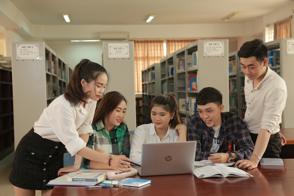 Sinh viên làm bài tập nhóm tại thư viện của trường