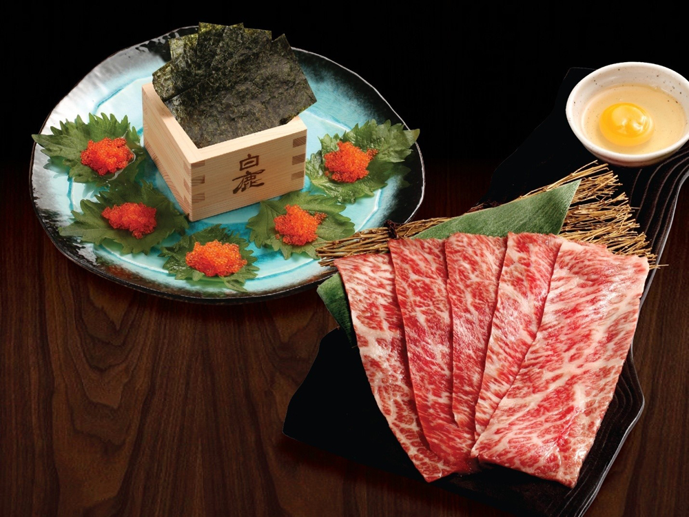 Bò Wagyu cuộn trứng cá chuồn, chấm cùng với lòng đỏ trứng. Cảm nhận mỡ bò thơm phức tan chảy cùng trứng cá chuồn giòn tanh tách, béo thơm tuyệt vời