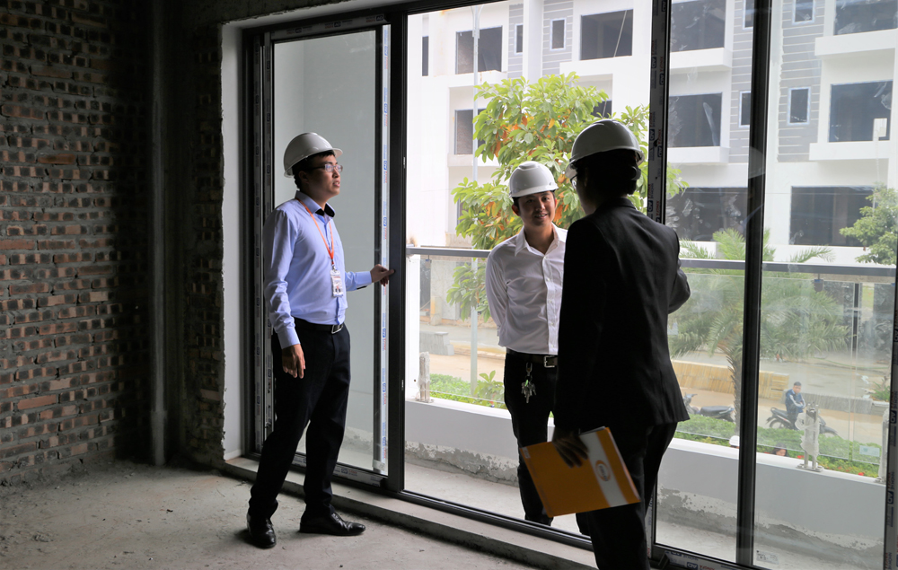 Anh Nguyễn Quang Thắng cùng đại diện chủ đầu tư Him Lam đi kiểm tra căn nhà và hài lòng với chất lượng công trình nhận bàn giao