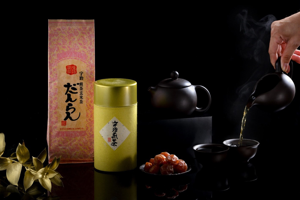 Trà được nhập khẩu trực tiếp từ Yanoen -công ty chuyên về trà từ năm 1836 tại vùng núi Uji, Kyoto.Uji là vùng trồng trà nổi tiếng và lâu đời nhất, là “thủ phủ trà” Nhật Bản