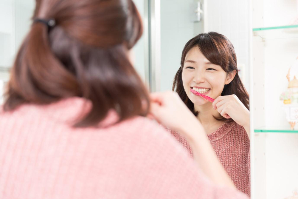Chải răng nhẹ nhàng sẽ giúp bạn tránh được những cơn ê buốt răng