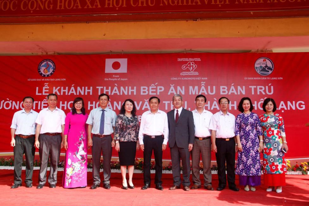 Tiến sĩ Nguyễn Thị Nghĩa - Nguyên thứ trưởng Bộ GD-ĐT và các đại biểu tham dự Lễ Khánh thành Bếp ăn mẫu bán trú tại trường tiểu học Hoàng Văn Thụ (Lạng Sơn)