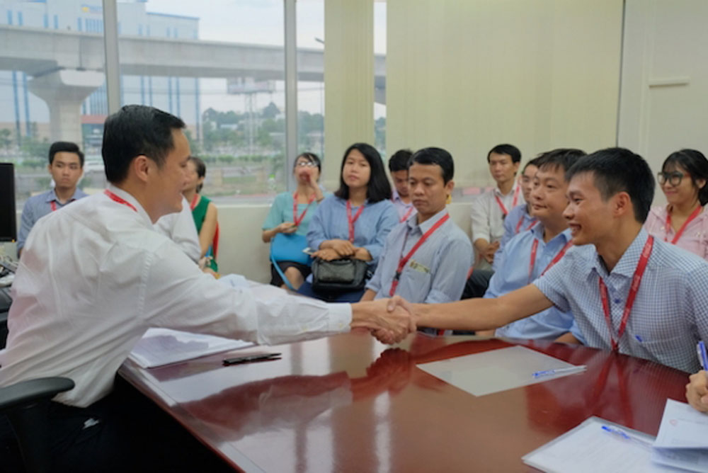 Ông Lê Hoàng Dân, Trưởng phòng Mua hàng Khu vực Đông Dương gặp gỡ 12 doanh nhân Việt Nam đến từ các SMEs được mời đến thăm nhà máy Coca-Cola Việt Nam