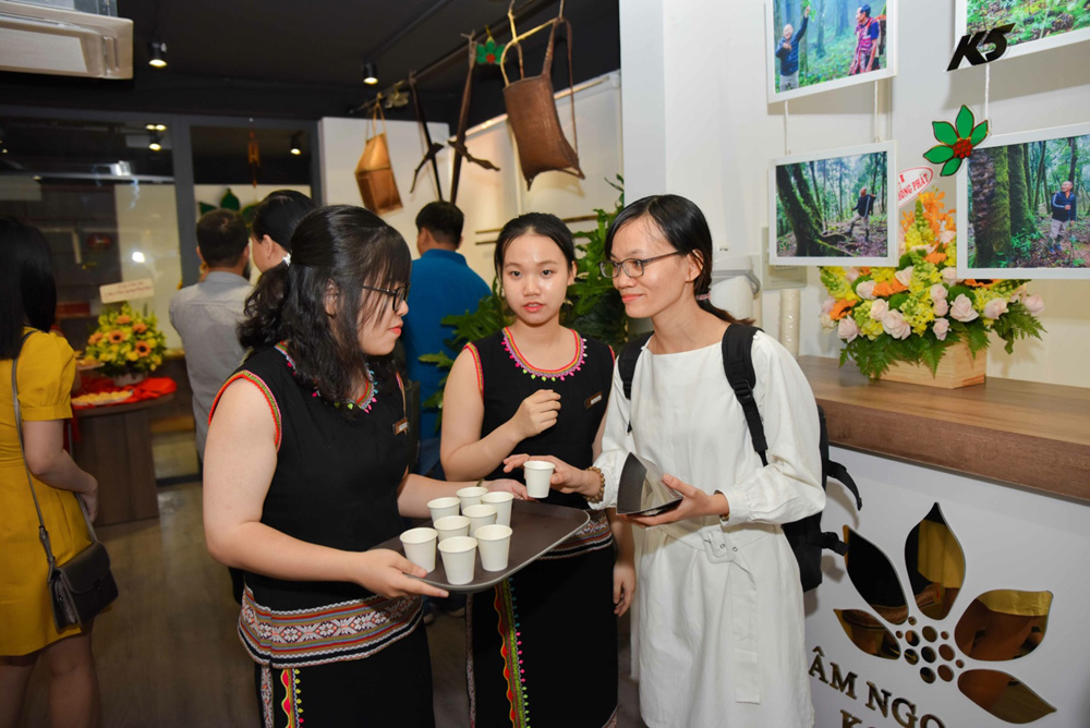  Khách hàng dùng thử sản phẩm sâm Ngọc Linh Kon Tum trong ngày khai trương