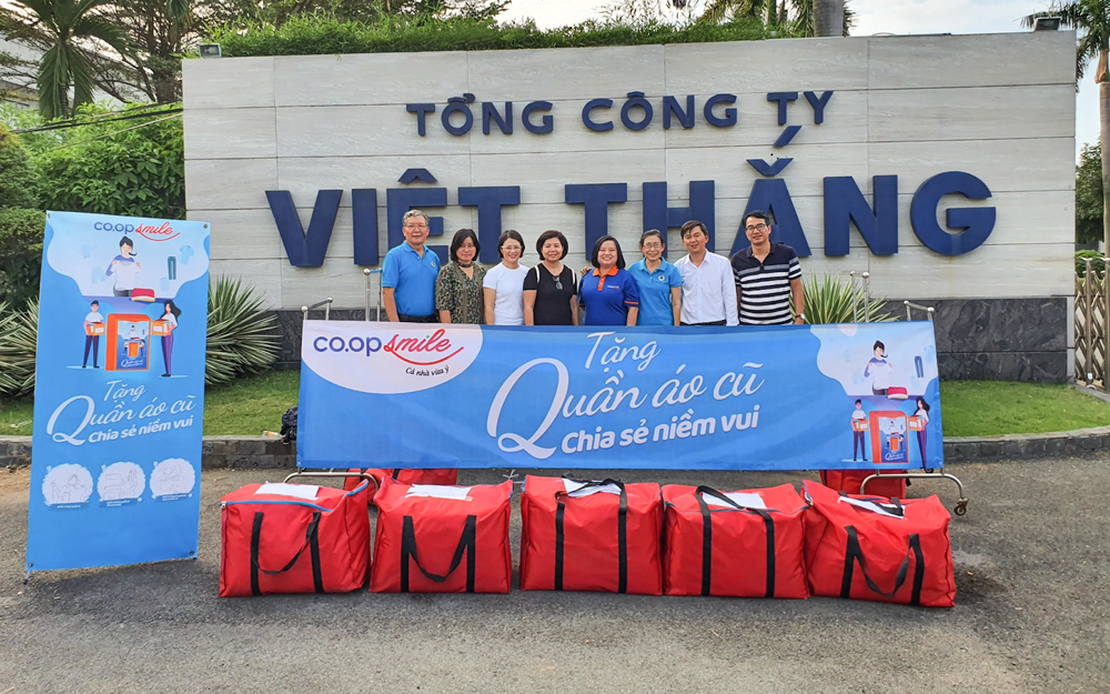 Buổi trao tặng quần áo cũ tại Tổng công ty Việt Thắng vào ngày 15.12.2019