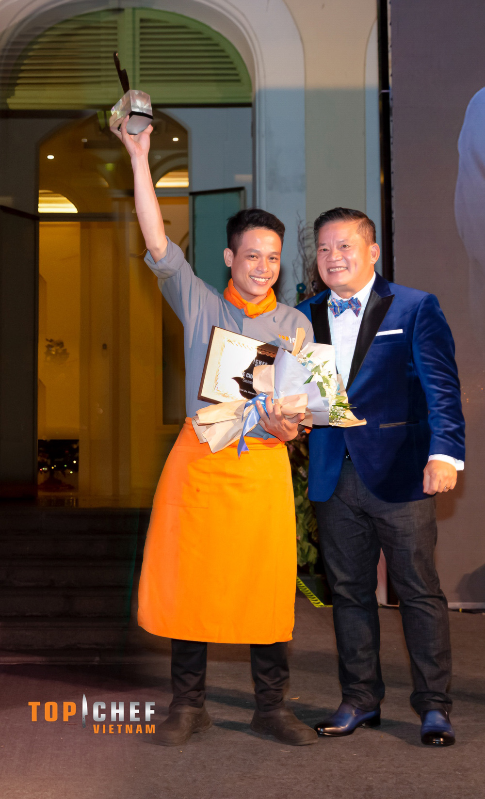 Giám khảo Dương Huy Khải trao giải Quán Quân cho chef Võ Thành Vương