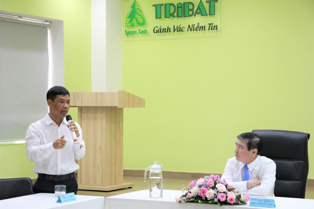 Ông Ngô Pa Ri, Chủ tịch HĐQT Công ty CNSH Sài Gòn Xanh giới thiệu với Chủ tịch UBND TP Nguyễn Thành Phong về các sản phẩm tái chế của công ty