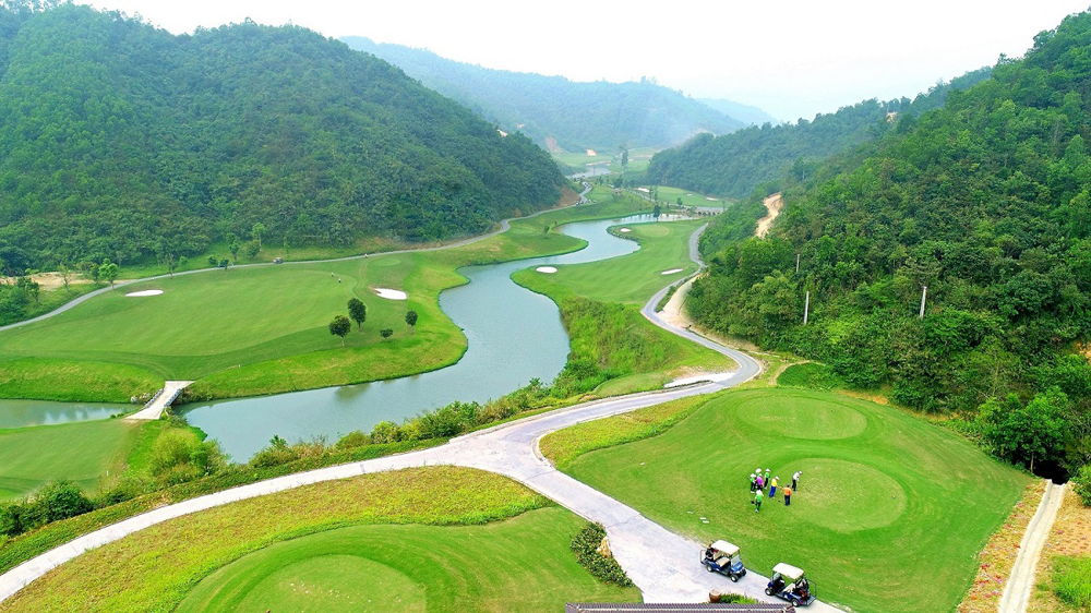 Hilltop Valley Golf Club được đánh giá là một trong những sân golf có địa hình đẹp và thách thức bậc nhất Việt Nam