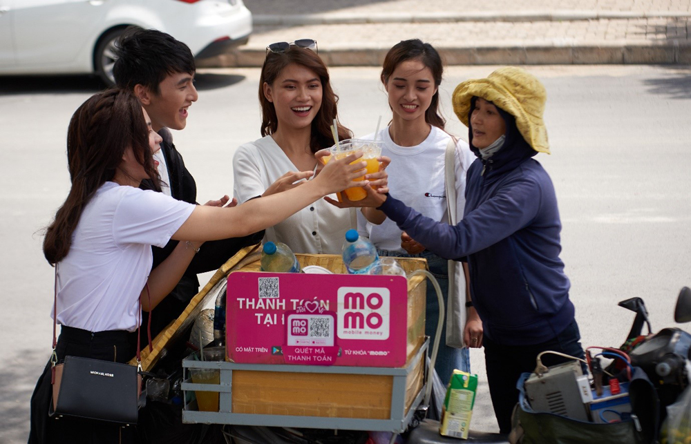  Ví MoMo dần biến cuộc sống của người dân ngày một tiện lợi và an toàn hơn, không chỉ ở các cửa hàng, siêu thị… mà nay đã “chạm ngõ” các gánh hàng rong, xe cà phê lưu động