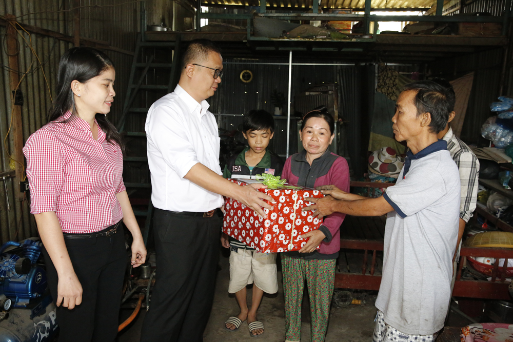 Ban Tổ chức chương trình cùng chính quyền địa phương đến thăm hỏi và tặng quà tết cho gia đình khó khăn