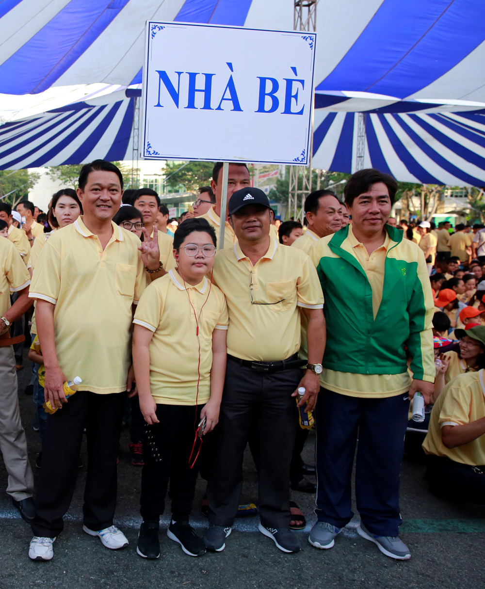 Ông Trần Bảo Danh (ngoài cùng bên phải) và người dân huyện Nhà Bè trong chương trình năm 2019