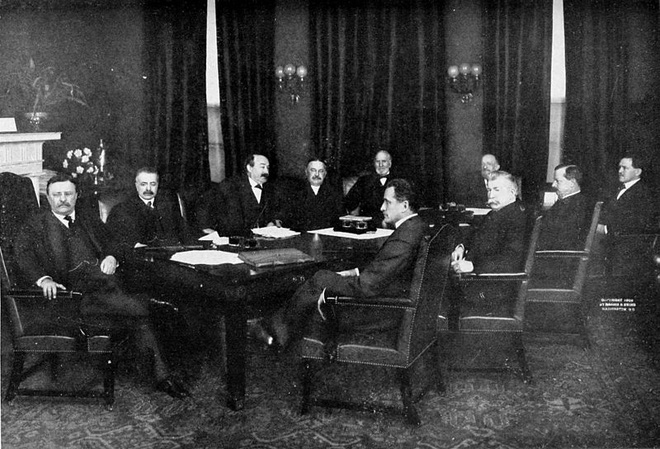Bức ảnh chụp Theodore Roosevelt (ngoài cùng bên trái) trong một cuộc họp. Ảnh: M. A. DeWolfe Howe.