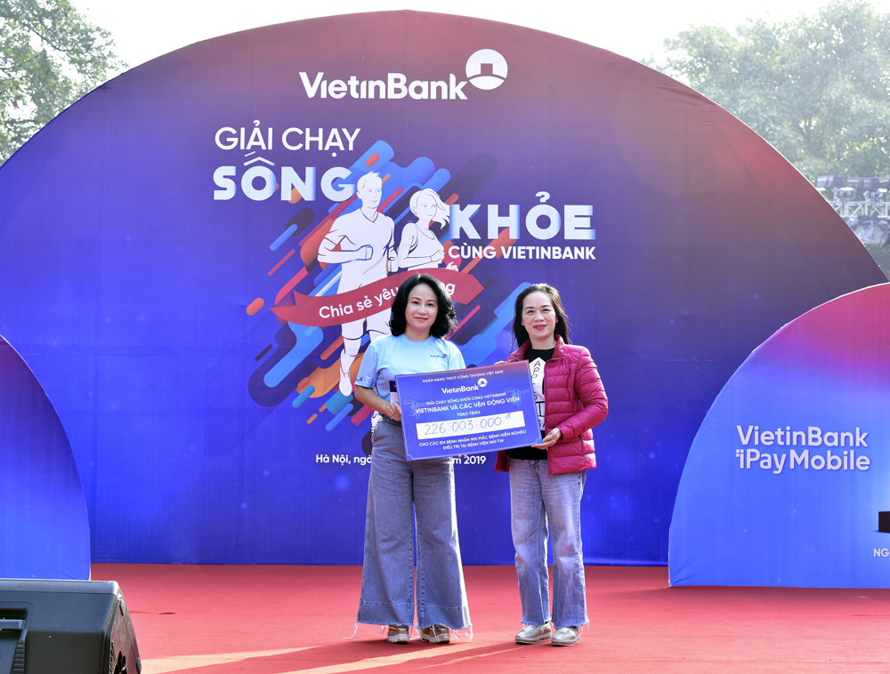 Bà Trần Thu Huyền - thành viên HĐQT, Giám đốc Khối Nhân sự VietinBank trao tặng ủng hộ Quỹ hỗ trợ cho các bệnh nhi tại Bệnh viện Nhi Trung ương
