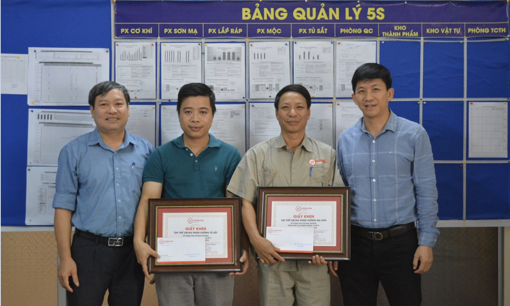 Ông Lê Duy Anh - Tổng giám đốc Công ty cổ phần Xuân Hòa Việt Nam (ngoài cùng bên trái) trao Giấy khen và quà cho Phân xưởng đạt thành tích xuất sắc trong tháng