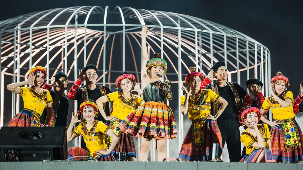  “Cường nữ” làng nhạc Việt, Hoàng Thùy Linh gây phấn khích với tiết mục có tính ẩn dụ thông qua màn thoát ra chiếc lồng lớn đặt giữa sân khấu