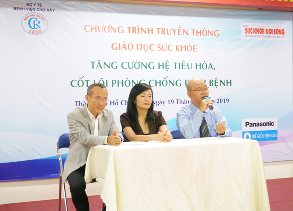 Đội ngũ chuyên gia: BS CKII Hồ Tấn Phát (bên phải), TS-BS Lưu Ngân Tâm (ở giữa), ông Mai Thế Trung (bên trái) đại diện Panasonic Việt Nam