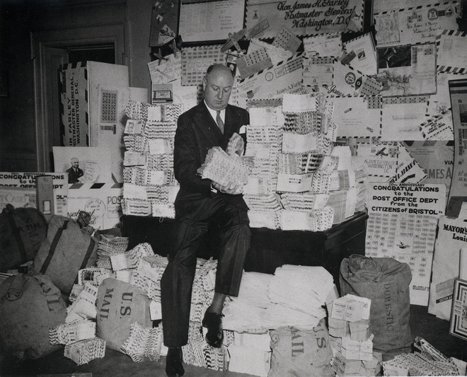 Farley ngồi trên một đống thư từ và bưu kiện, ảnh chụp năm 1938