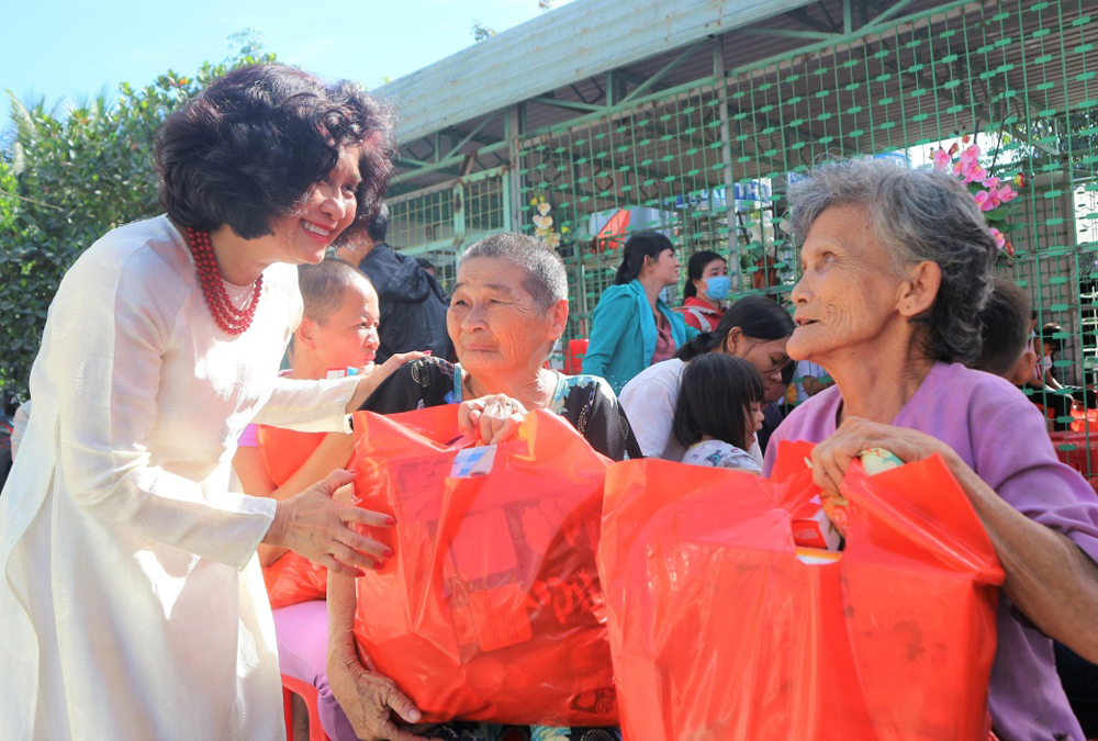 Không chỉ trao quà cho các em nhỏ, Tôn Đông Á cũng trao các phần quà cho nhiều cụ già neo đơn ở Trung tâm Bảo trợ xã hội Từ Tâm Nhân Ái