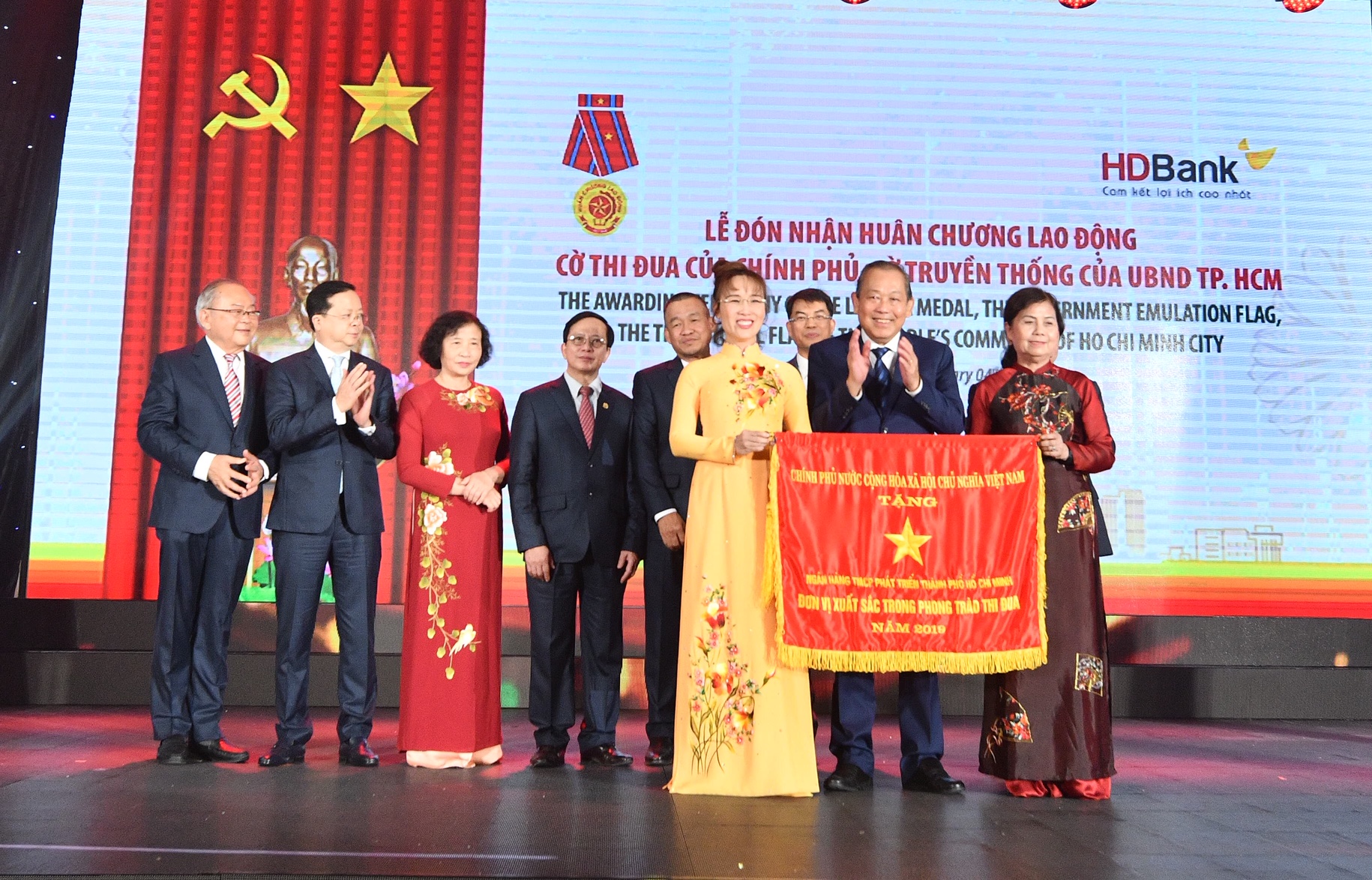 Ông Trương Hòa Bình - Phó Thủ tướng thường trực Chính phủ nước CHXHCN Việt Nam trao Cờ thi đua của Chính phủ cho Ban Lãnh đạo HDBank
