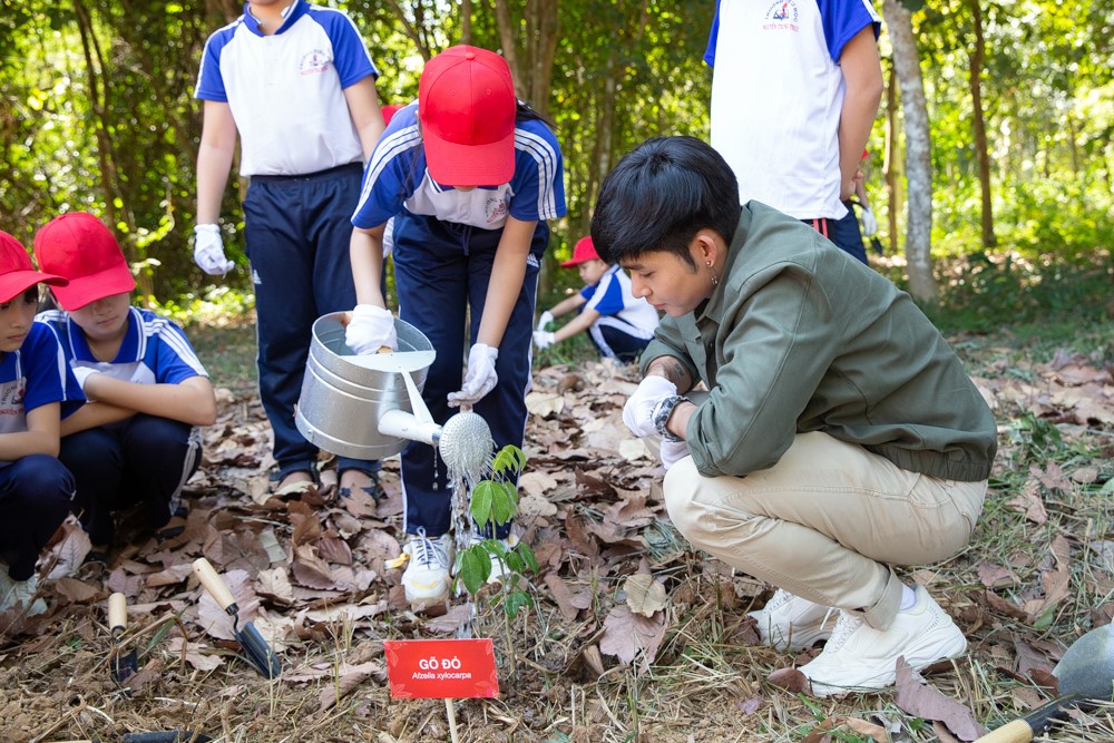 Các em học sinh cùng ca sĩ Jun Phạm có một buổi sáng đáng nhớ khi tự tay trồng cây tại VQG Cát Tiên. Đây là một trải nghiệm quý báu và thiết thực, giúp các em nuôi dưỡng tình yêu với thiên nhiên, hiểu được tầm quan trọng của bảo tồn đa dạng sinh học và phát triển bền vững