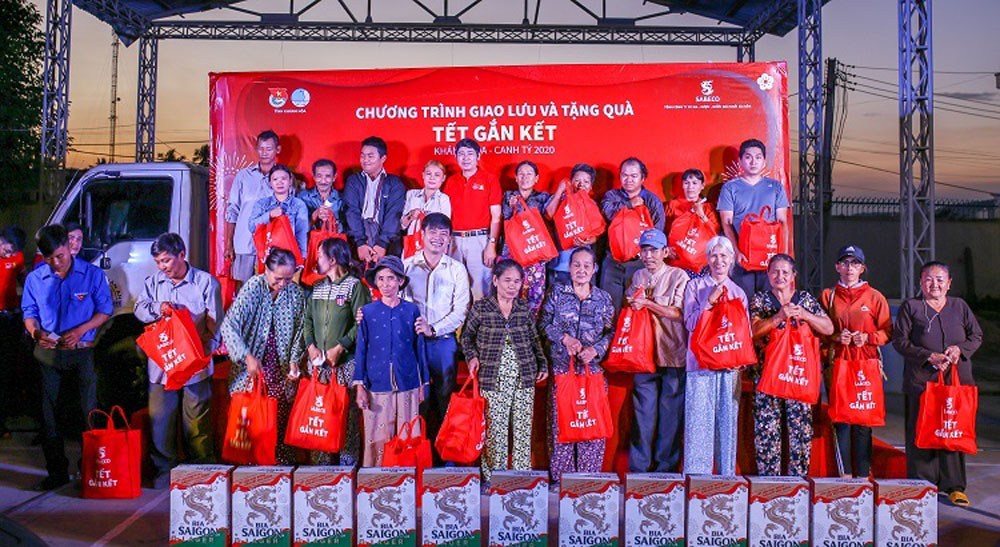 Các hộ gia đình tỉnh Khánh Hòa nhận những món quà từ thương hiệu Bia Saigon