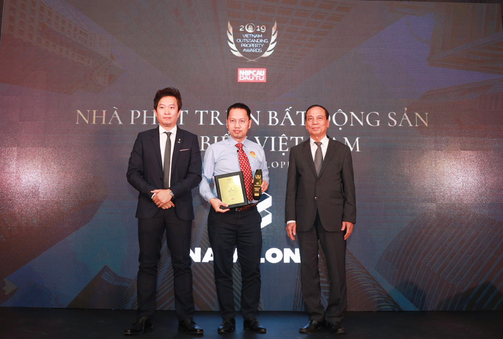 Đại diện Công ty Nam Long nhận giải thưởng Top 50 doanh nghiệp Việt Nam xuất sắc nhất năm 2019 