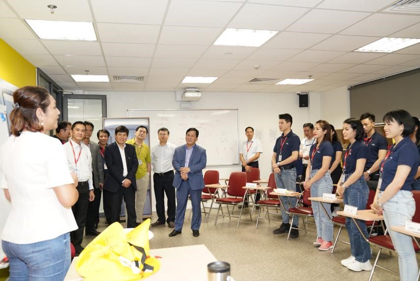 Cục trưởng Đinh Việt Thắng tham dự lớp đào tạo An toàn cho các học viên - an toàn là ưu tiên hàng đầu trong mọi hoạt động của hãng