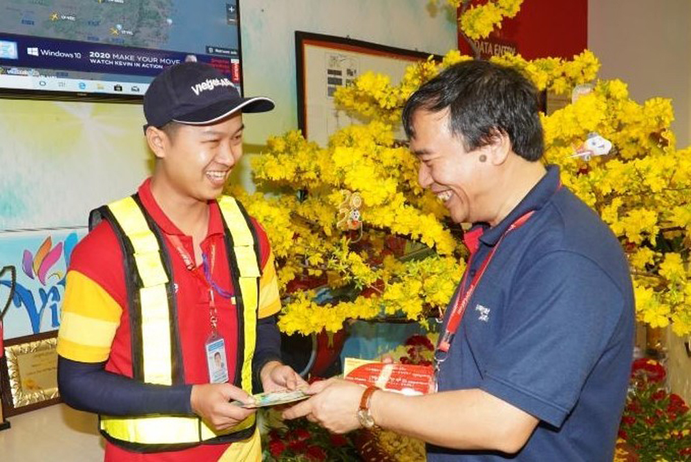 Phó tổng giám đốc Nguyễn Đức Thịnh tặng quà tết cho các nhân viên tại MCC
