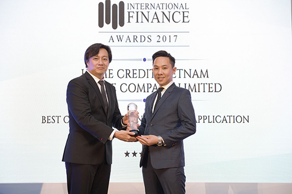 Đại diện Home Credit Việt Nam nhận giải từ Tạp chí Tài chính Quốc Tế IMF năm 2017