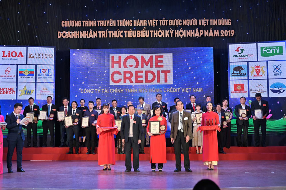 Đại diện Home Credit nhận giải thưởng TOP 10 sản phẩm, dịch vụ chất lượng cao” từ Ban tổ chức