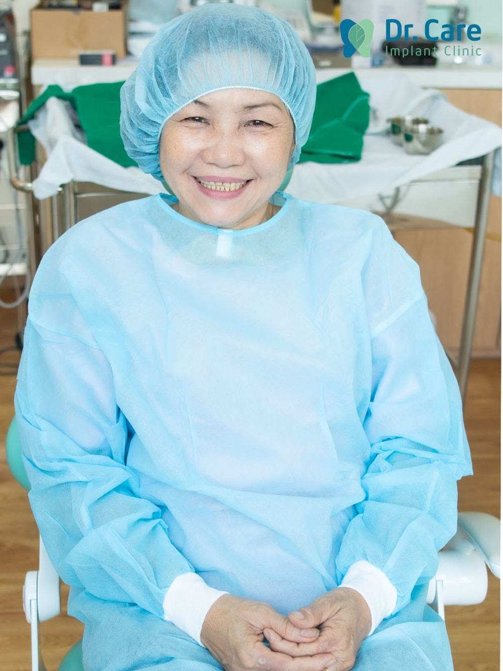 Vì an tâm nên trước khi trồng răng Implant, tâm lý cô Lan rất thoải mái 
