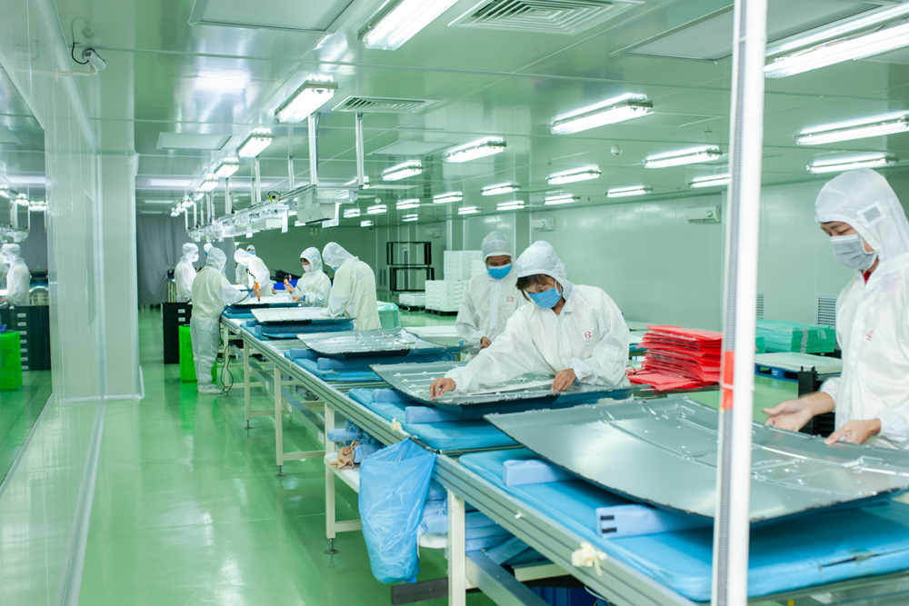 Công nhân đang làm việc trong dây truyền sản xuất của Arirang tại nhà máy ở Khu công nghiệp Hiệp Phước