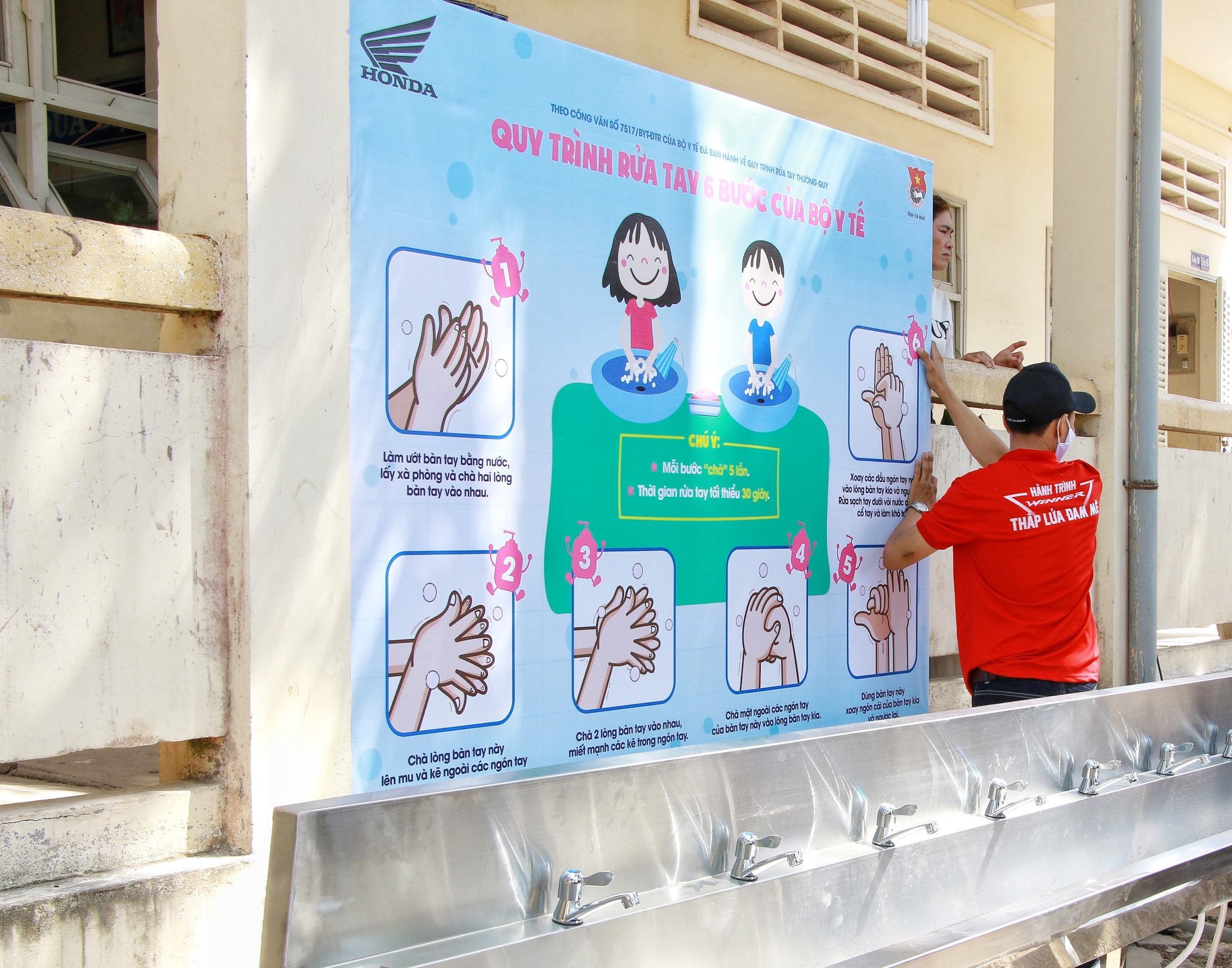 Quy trình rửa tay chuẩn 6 bước của Bộ Y tế được lắp đặt để hướng dẫn cho các em học sinh