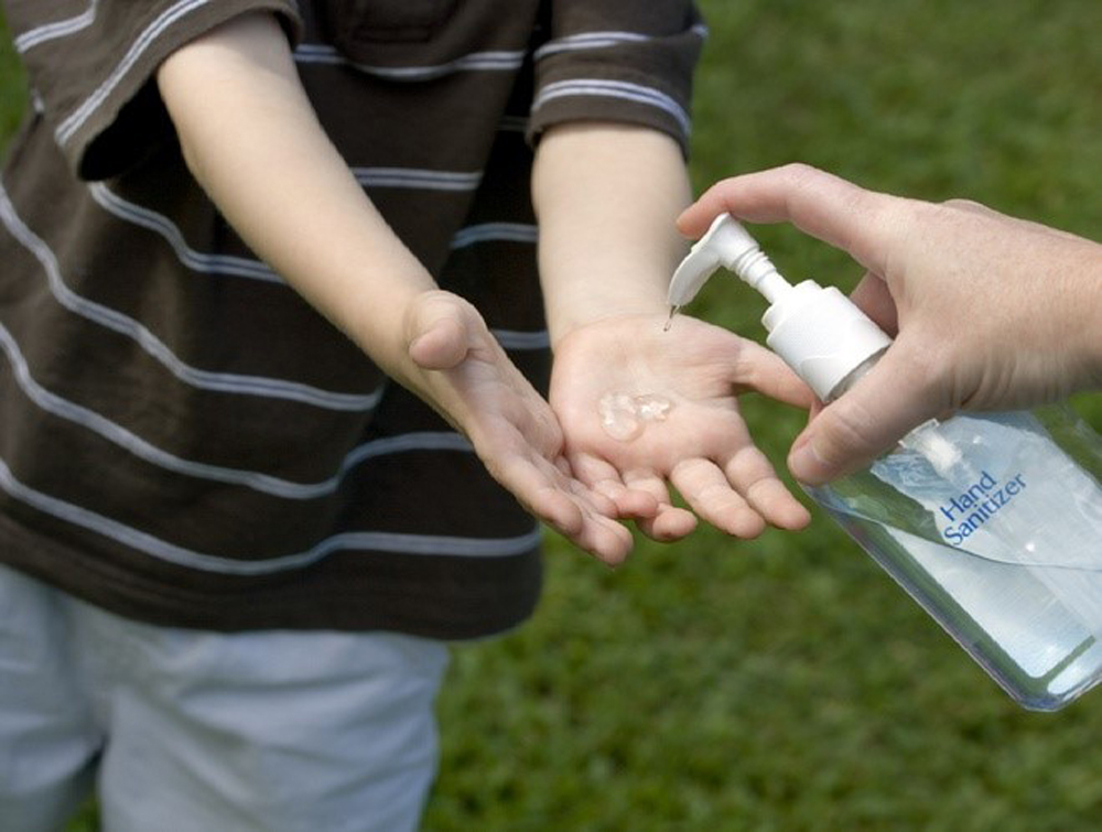 Trong trường hợp không có nguồn nước sạch, dung dịch rửa tay khô là một phương án thay thế