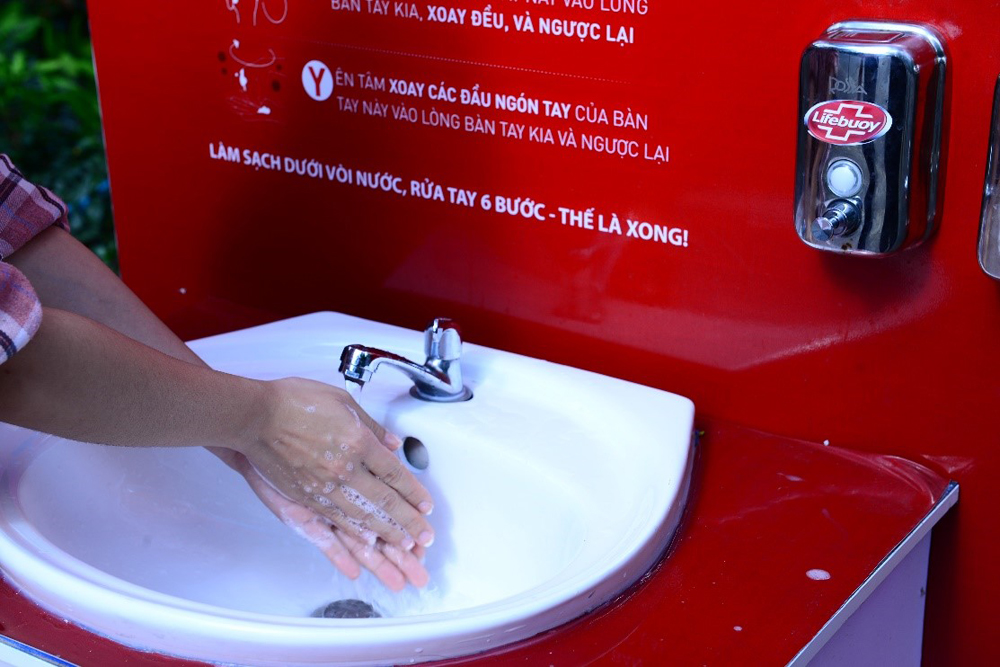 Rửa tay dưới vòi nước sạch và xà phòng là biện pháp tối ưu giúp ngăn ngừa dịch bệnh Covid-19