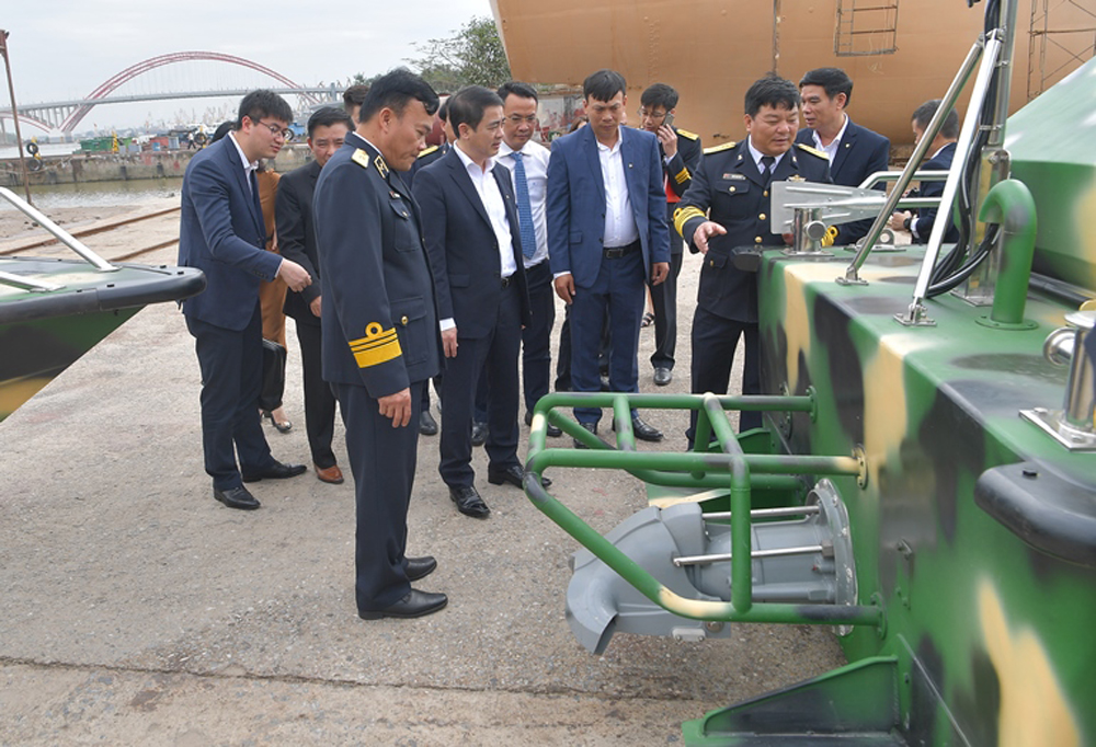 Các đại biểu tham quan xuồng CQ-01 đã được đóng hoàn thiện để đưa vào sử dụng trên quần đảo Trường Sa