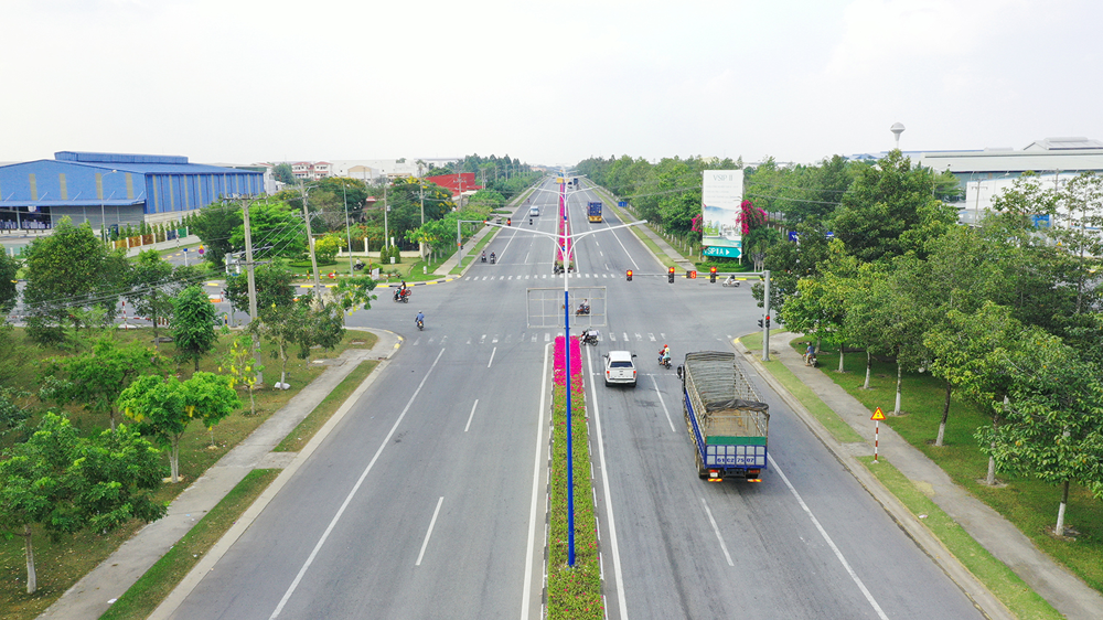 Tọa lạc giữa thành phố Thủ Dầu Một, khu công nghiệp Phú Tân có hệ thống hạ tầng đồng bộ, kết nối thuận tiện với vùng kinh tế trọng điểm phía Nam