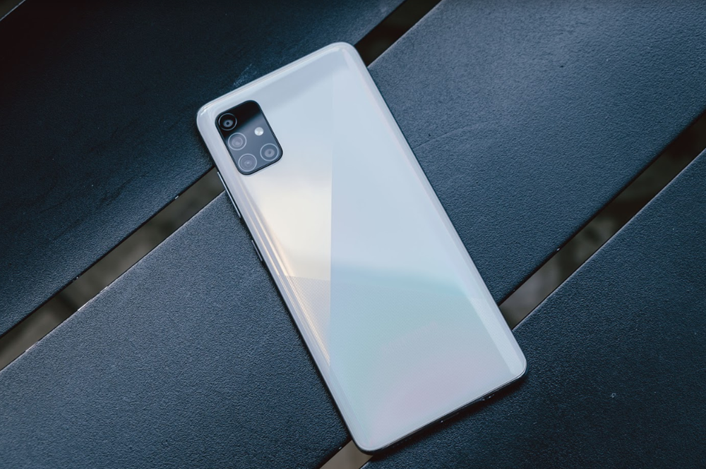 Thiết kế của Galaxy A51 từ mặt trước đến mặt sau đều cho ấn tượng sang trọng tuyệt đối